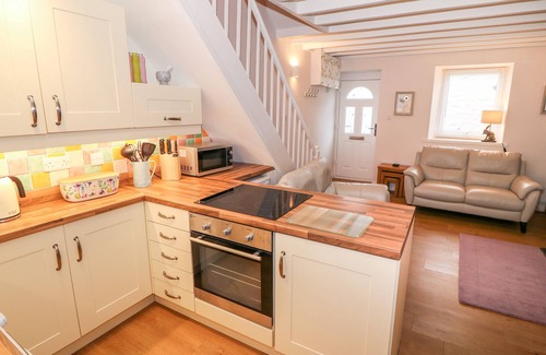 Penmachno Cabaña | BWTHYN Y CWM, pet friendly, with open fire in Penmachno