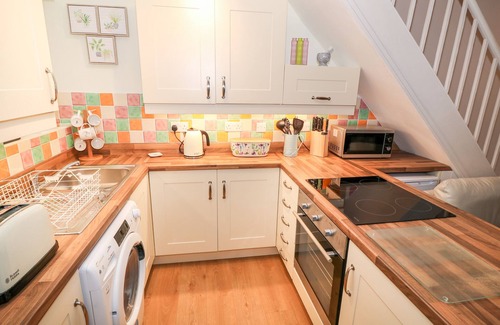 Penmachno Cabaña | BWTHYN Y CWM, pet friendly, with open fire in Penmachno