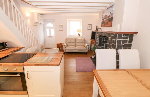 Penmachno Cabaña | BWTHYN Y CWM, pet friendly, with open fire in Penmachno