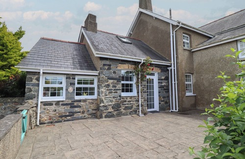 Tywyn Cabaña | BWTHYN Y GWAS, pet friendly, character holiday cottage in Tywyn