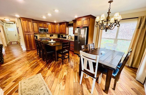 Boone Casa | Privado 3BR / 2BA, TINA CALIENTE, Firepit, Rushing Stream, WIFI, Wrap Around Porch