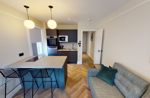 Hope Street Apartamento | By Cathedral | Kitchen Island | TV | W/D Access