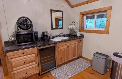 Lakemont Cabina | By Lake Rabun Beach and Angel Falls. Dreamy, dog friendly, and forest views