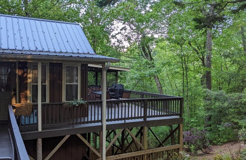 Lakemont Cabina | By Lake Rabun Beach and Angel Falls. Dreamy, dog friendly, and forest views