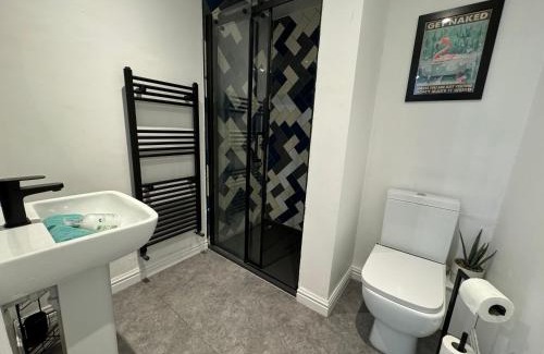 Riverside Apartamento | By Lushlets - Apartments Games Room Hot Tub - Great for Hens Stags and Sporting groups