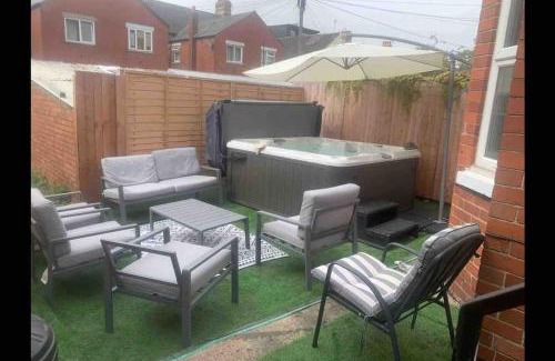 Riverside Apartamento | By Lushlets - Hen, Stag, Rugby, & Group Accommodation caters for 60 plus guests ask!
