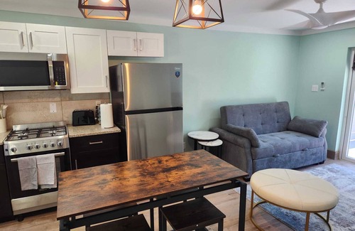 Rock Sound Apartamento | By the Bay - Brand New Apartment, Steps to the Sea, Walk to Town