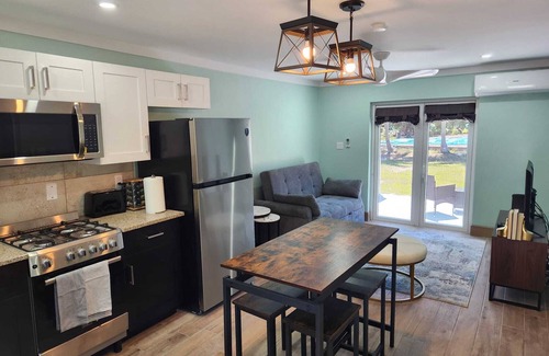 Rock Sound Apartamento | By the Bay - Brand New Apartment, Steps to the Sea, Walk to Town