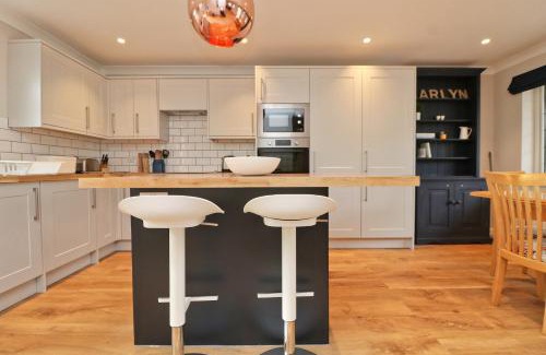 Harlyn Casa | BY THE BEACH cottage, dogs welcome