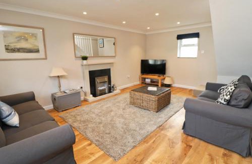 Harlyn Casa | BY THE BEACH cottage, dogs welcome