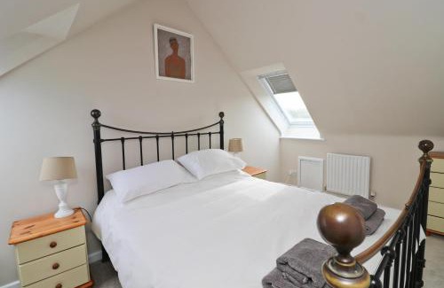 Harlyn Casa | BY THE BEACH cottage, dogs welcome