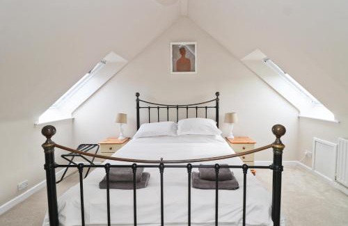 Harlyn Casa | BY THE BEACH cottage, dogs welcome