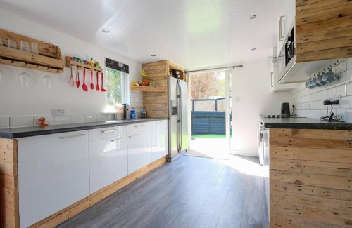 Seaton Cabaña | BY THE BEACH, pet friendly, with open fire in Seaton, Cornwall