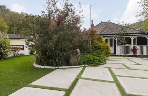 Seaton Cabaña | BY THE BEACH, pet friendly, with open fire in Seaton, Cornwall