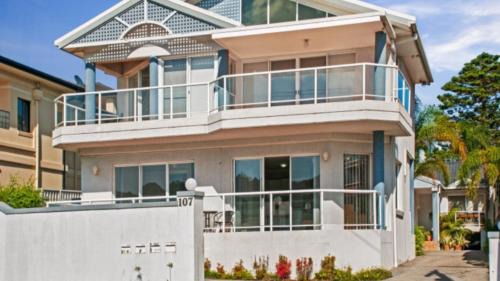 Ettalong Beach Casa | By The Beach - Waterfront Ettalong Beach