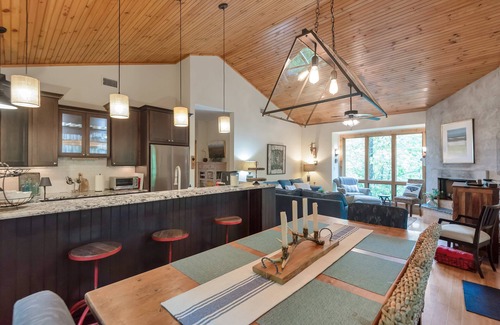 West Jefferson Cabaña | By The New River - Hot Tub - Fireplace - Covered Porch