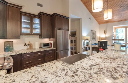 West Jefferson Cabaña | By The New River - Hot Tub - Fireplace - Covered Porch