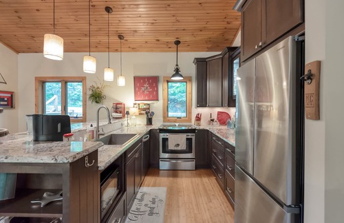 West Jefferson Cabaña | By The New River - Hot Tub - Fireplace - Covered Porch