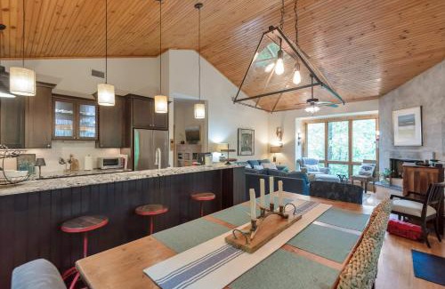 West Jefferson Casa | By The New River - Hot Tub - Fireplace - Covered Porch