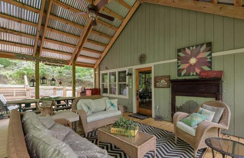 West Jefferson Casa | By The New River - Hot Tub - Fireplace - Covered Porch