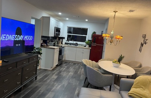 Northside Casa | ''By the river '' 2 homes 16 guests pool table game room private deck