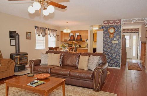 Red River Casa | By the River - On The River - WiFi - Cable - Washer - Dryer - Wood Burning Fireplace - Covered Back Deck