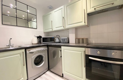Paisley Condominio | ByEvo 19 Walker - Spacious 2 Bed, 1 bath Apartment close to GLA and Town Centre