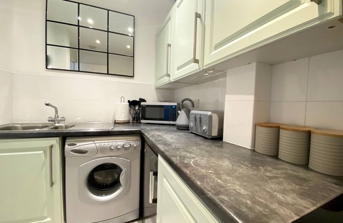 Paisley Condominio | ByEvo 19 Walker - Spacious 2 Bed, 1 bath Apartment close to GLA and Town Centre