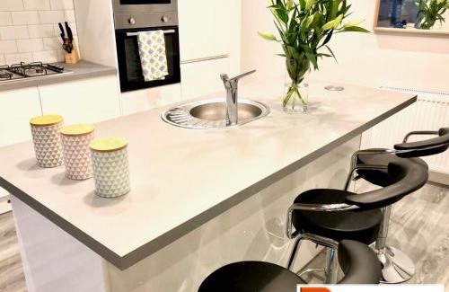 Glasgow Casa | ByEvo Almar Villa - Close to City and Airport - Perfect for Contractors or large groups