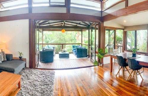 Suffolk Park Apartamento | Byron Treehouse Peaceful 2 bdrm Paperbark View