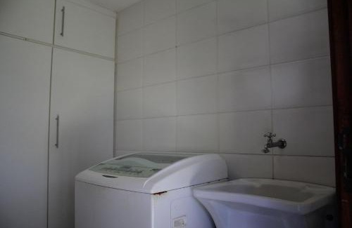 Praia Rasa Casa | Bz10 Linda casa! 4 suítes em condomínio clube!