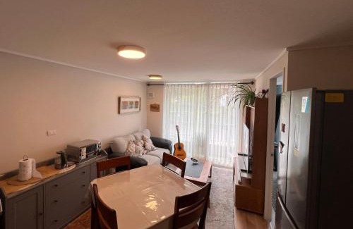 Puerto Montt Apartamento | Céntrico, cómodo y moderno departamento en Puerto Montt con estacionamiento privado incluido