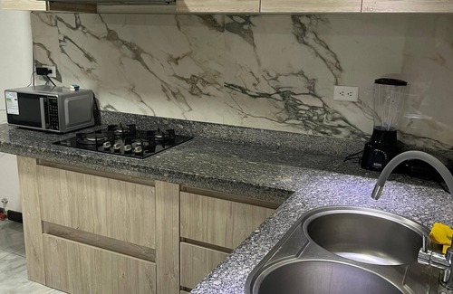 Cuenca Apartamento | Cómodo Apartamento cerca del Aeropuerto