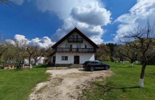 Moieciu Casa | Căsuța dintre Meri