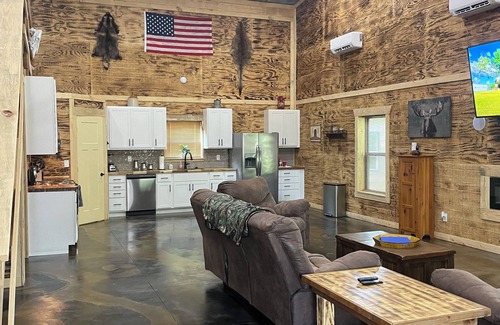 Burlington Cabina | C&S Outfitters Lodge next the Melvern and Flint Hills