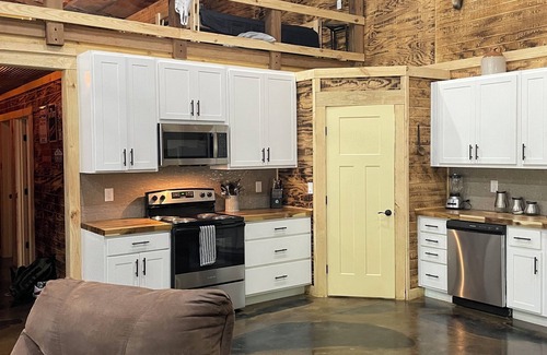Burlington Cabina | C&S Outfitters Lodge next the Melvern and Flint Hills