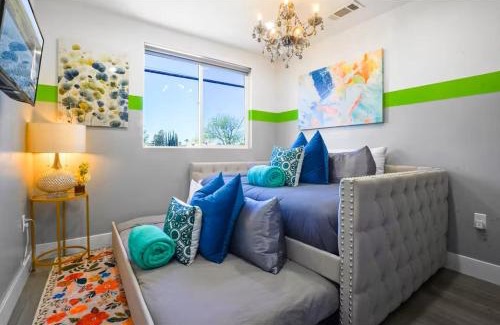 North Hollywood Apartamento | C- Vibrant and Glam NoHo Pad near U-Studios and H-Sign