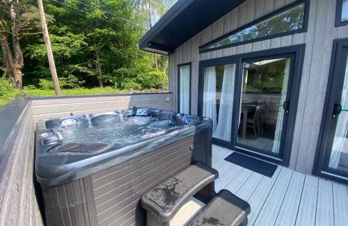 Bethesda Casa | C05 - The Ogwen Lodge with Hot Tub
