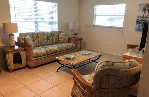 Laurel Cabaña | C08 COTTAGE w/ queen bed