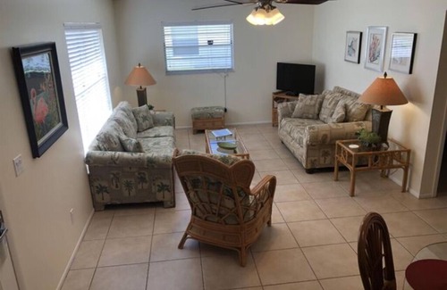 Laurel Cabaña | C09 COTTAGE w/ queen bed