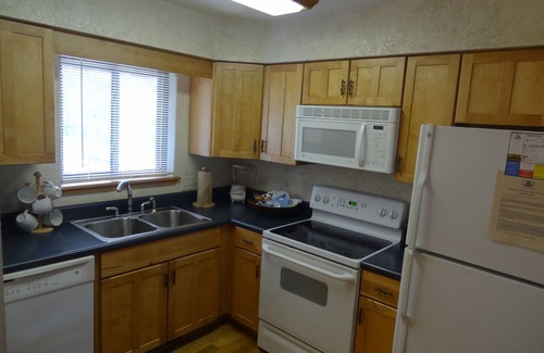 Mount Ida Cabaña | C16, Two bedroom, two bath, log-sided Harbor North luxury cottage with hot tub overlooking Lake Ouachita. by RedAwning