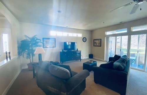 Quincy Casa | C17 Home by pool & Gorge shuttle