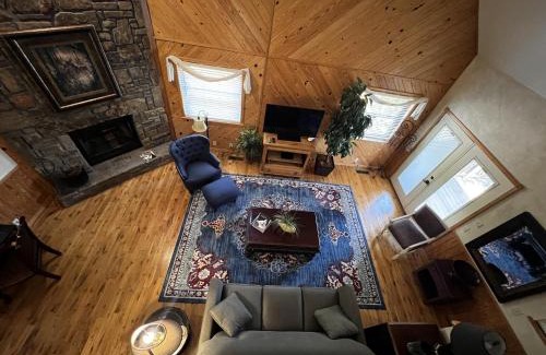 Mount Ida Casa | C18, Two bedroom, two bath log-sided loft Harbor North luxury loft cottage with hot tub cottage