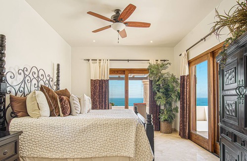 Buzzards Condominio | C302 Oceanview Penthouse with the Beachfront Club and Fitness Center Access