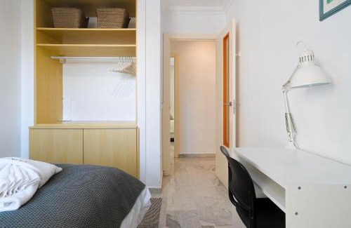 Poligono Alameda Apartamento | C9 Roomy Luminous 5 Bedroom in Town