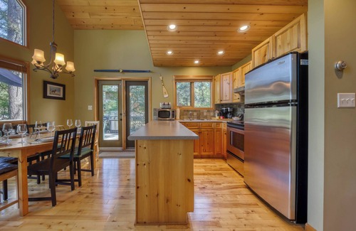 East Kootenay Cabaña | Sable Pine Cabin | Sleeps 8 | Nature Trails | Wood Stove