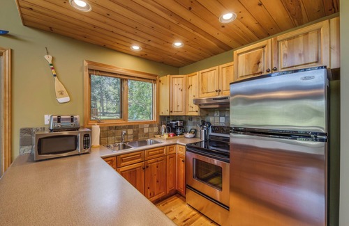 East Kootenay Cabaña | Sable Pine Cabin | Sleeps 8 | Nature Trails | Wood Stove