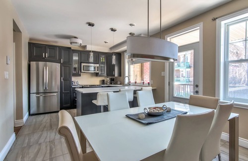 Cote-Des-Neiges—Notre-Dame-De-Grace Condominio | Lujoso condominio de 2 habitaciones y 2 baños, WIFI con estacionamiento GRATUITO