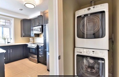 Cote-Des-Neiges—Notre-Dame-De-Grace Apartamento | Condominio de lujo de 2 habitaciones y 2 baños con estacionamiento GRATUITO