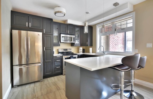 Cote-Des-Neiges—Notre-Dame-De-Grace Apartamento | Condominio de lujo de 2 habitaciones y 2 baños con estacionamiento GRATUITO
